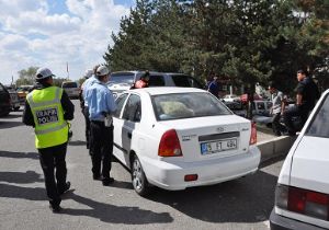 Arabası için kendini yaraladı