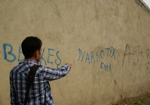 Duvarlar yazı tahtasına döndü