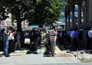 Dualar arşa yükseldi...