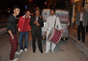 Sahuru şölene çevirdiler...