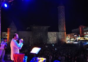 Gökçe şiirleriyle mest etti