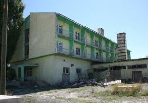 Turistik tesis çürüyor...