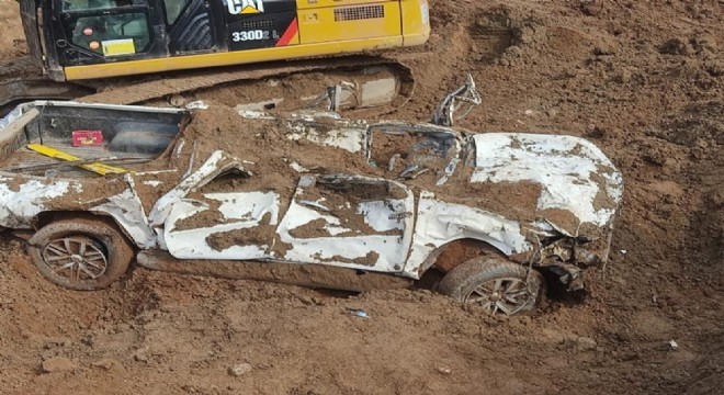 İliç'te toprak altında kalan pikaba ulaşıldı