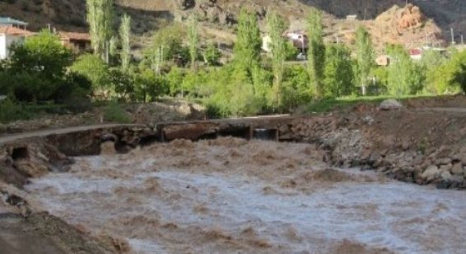 İspir'de sel yolları kapattı